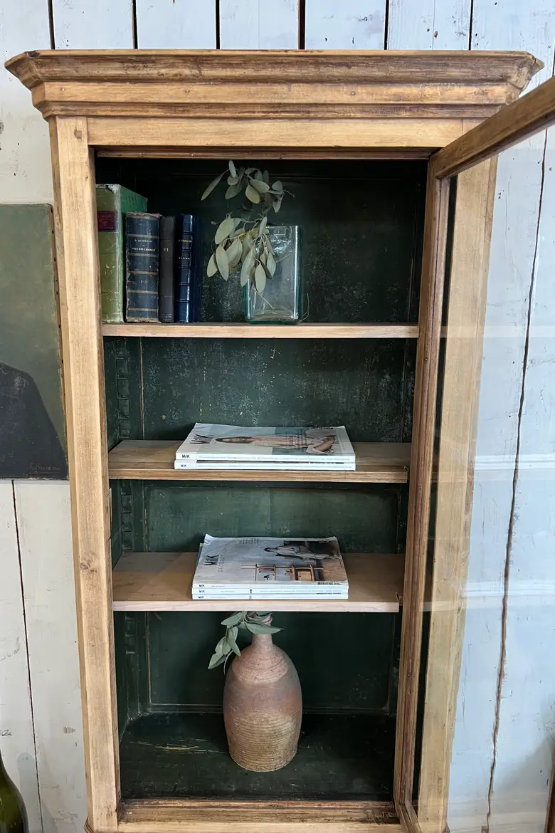 Ancienne vitrine en tilleul – XIXe siècle