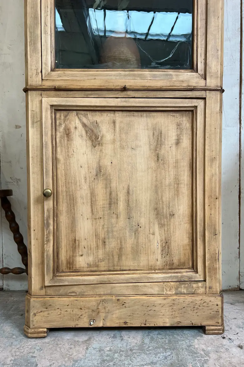 Ancienne vitrine en tilleul – XIXe siècle