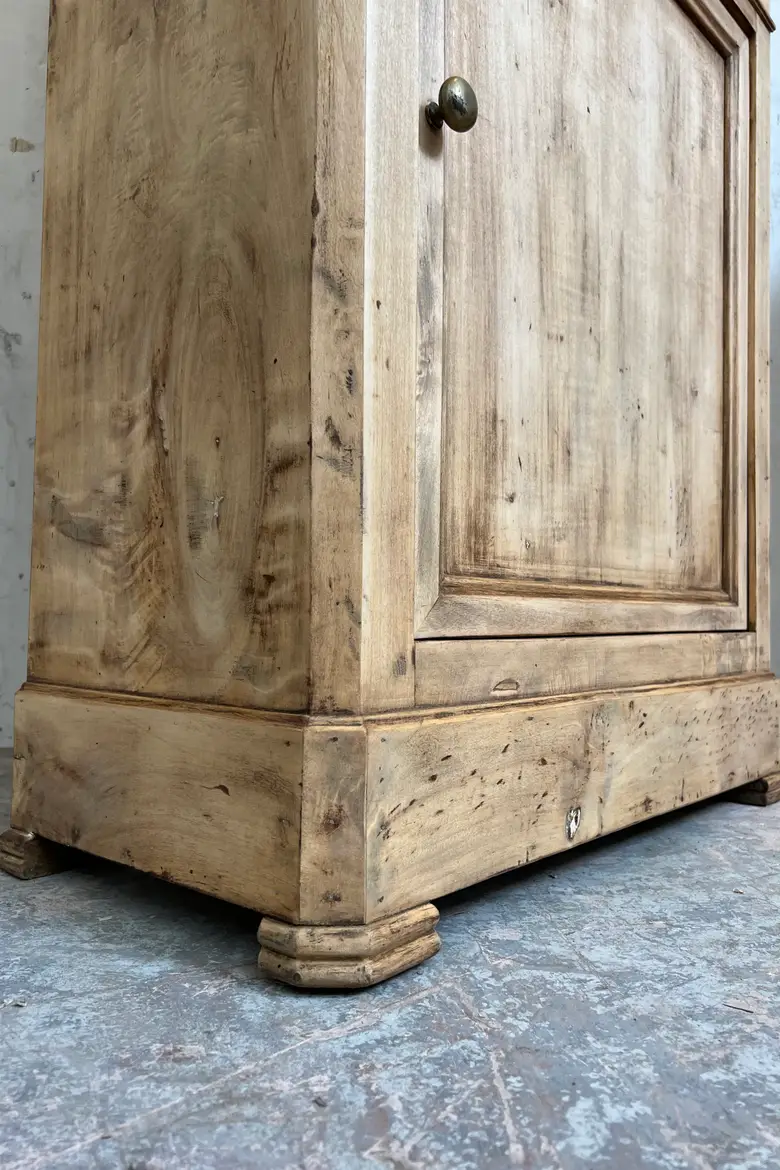 Ancienne vitrine en tilleul – XIXe siècle