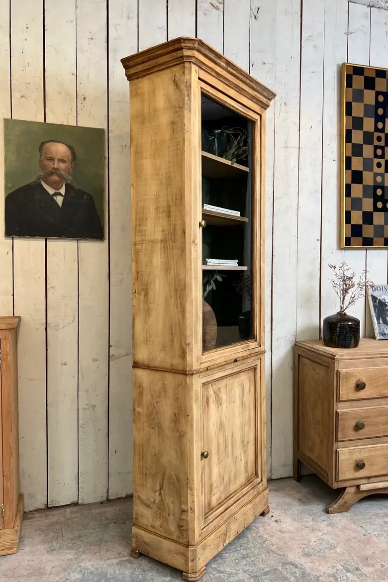 Ancienne vitrine en tilleul – XIXe siècle