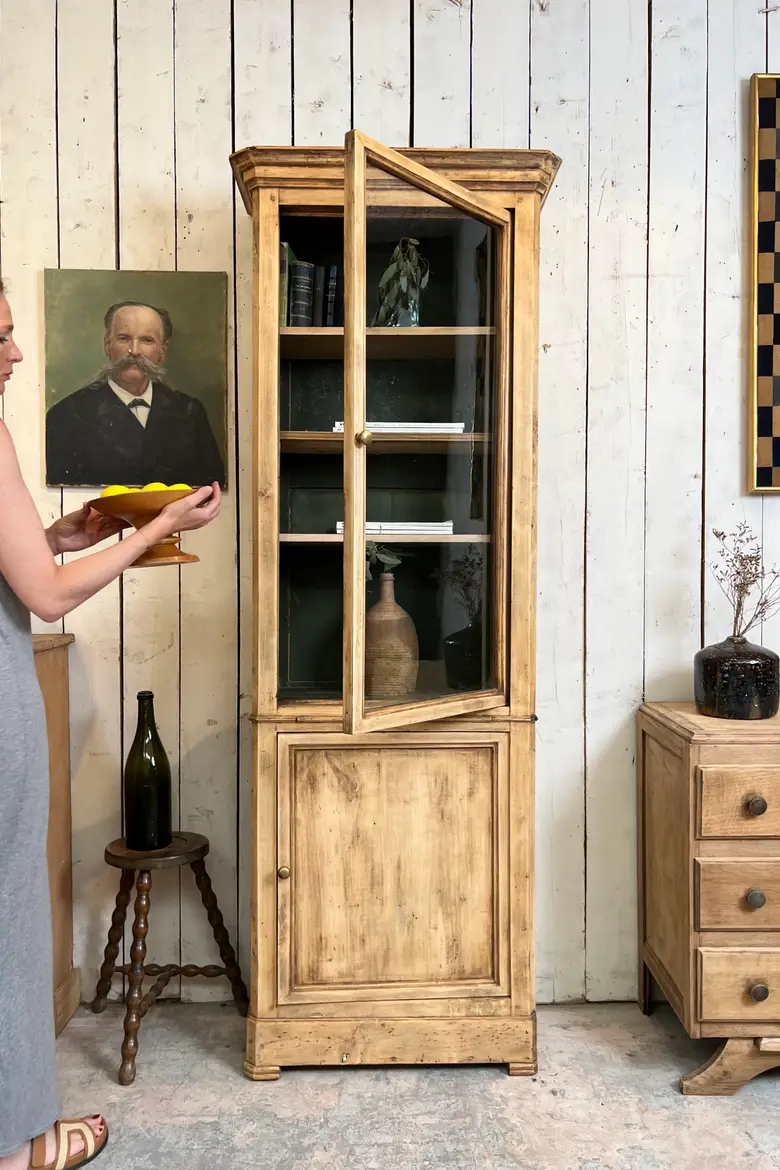 Ancienne vitrine en tilleul – XIXe siècle