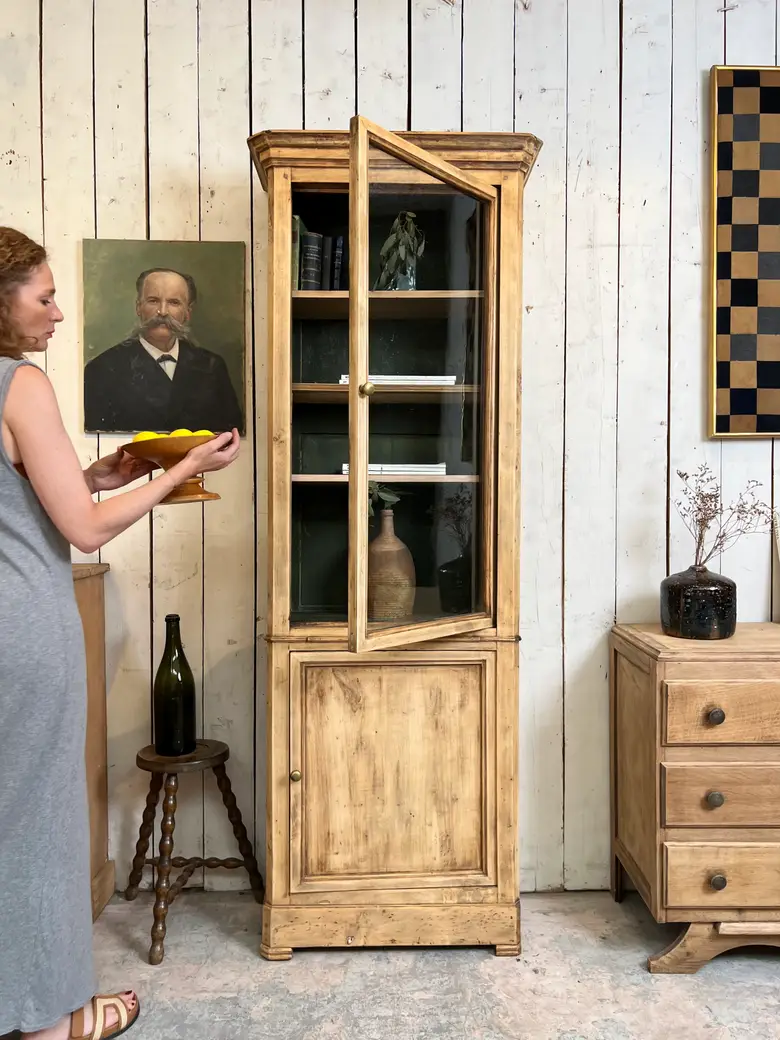 Ancienne vitrine en tilleul – XIXe siècle