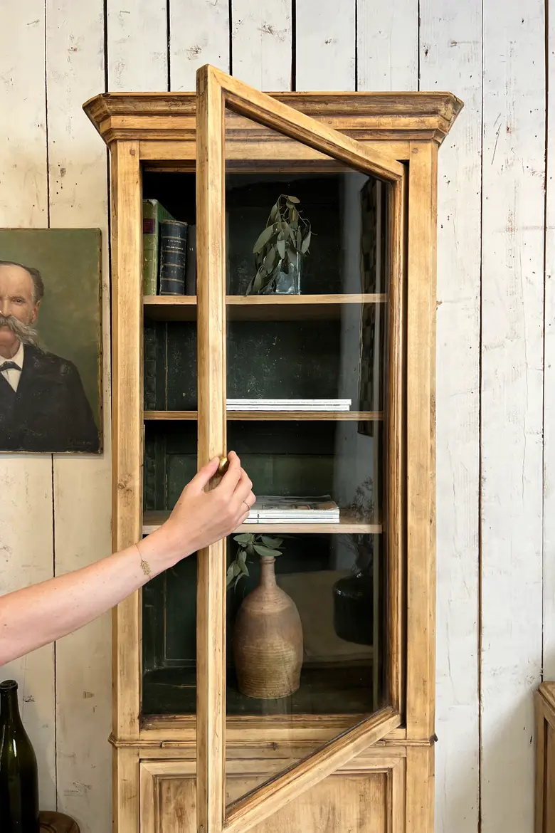 Ancienne vitrine en tilleul – XIXe siècle
