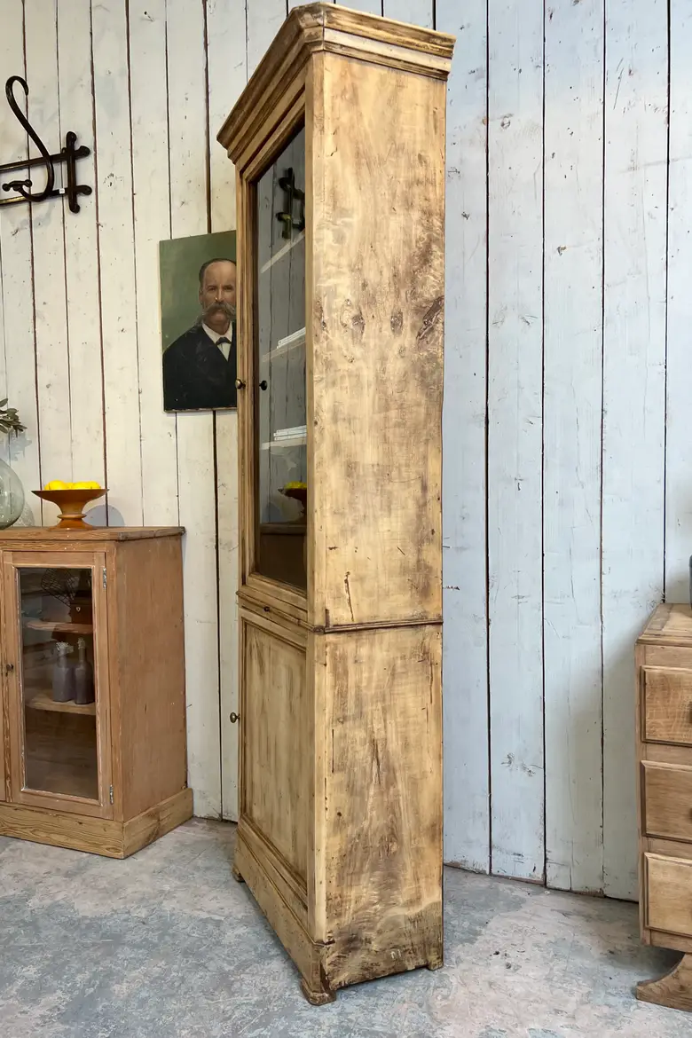 Ancienne vitrine en tilleul – XIXe siècle