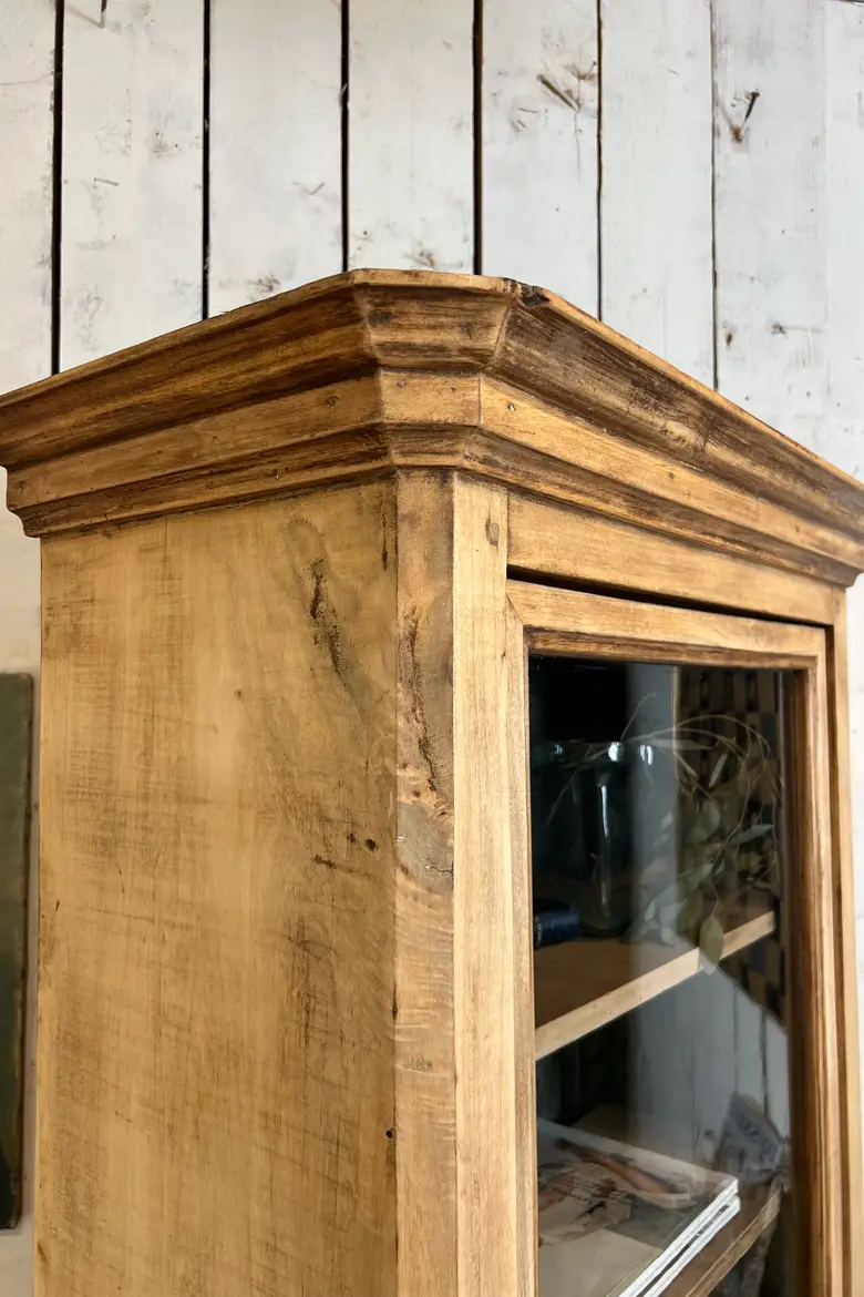 Ancienne vitrine en tilleul – XIXe siècle