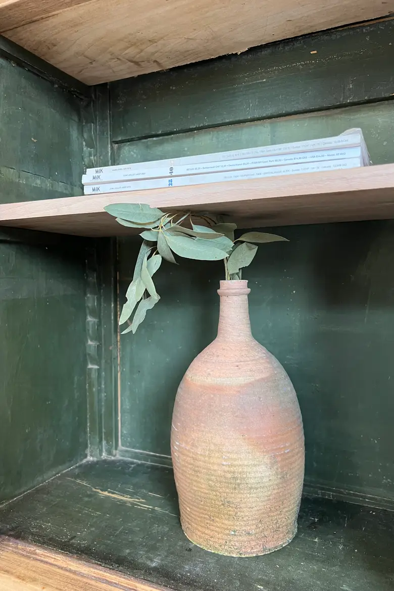 Ancienne vitrine en tilleul – XIXe siècle