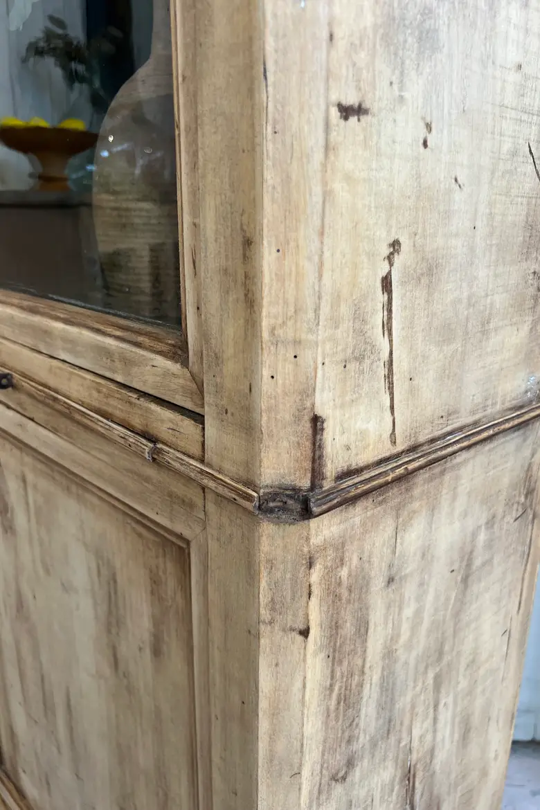 Ancienne vitrine en tilleul – XIXe siècle
