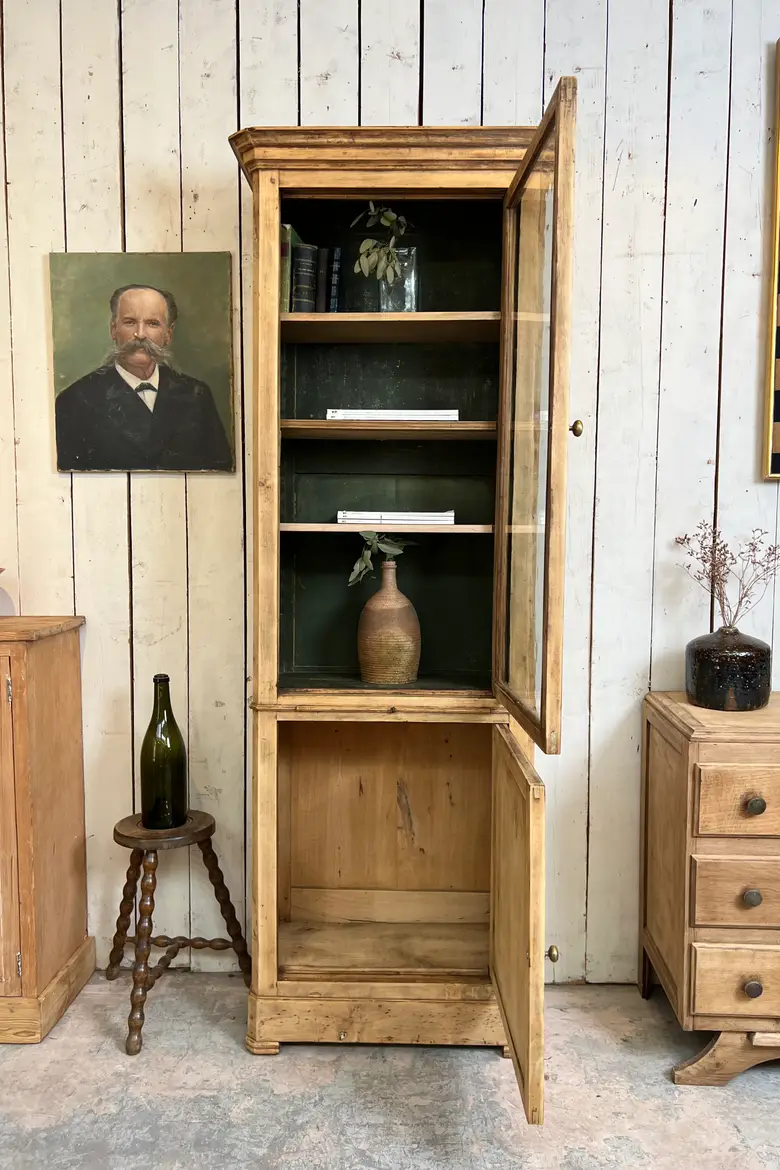 Ancienne vitrine en tilleul – XIXe siècle