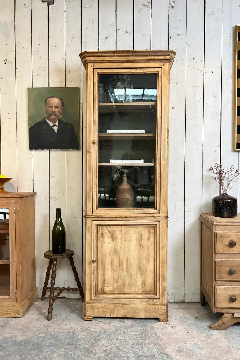 Ancienne vitrine en tilleul – XIXe siècle