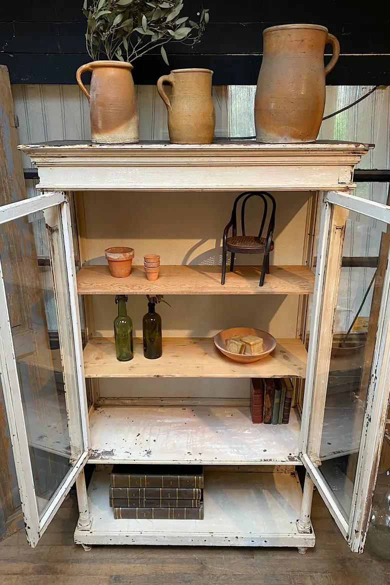 Ancienne vitrine médicale patinée en bois Début XXème