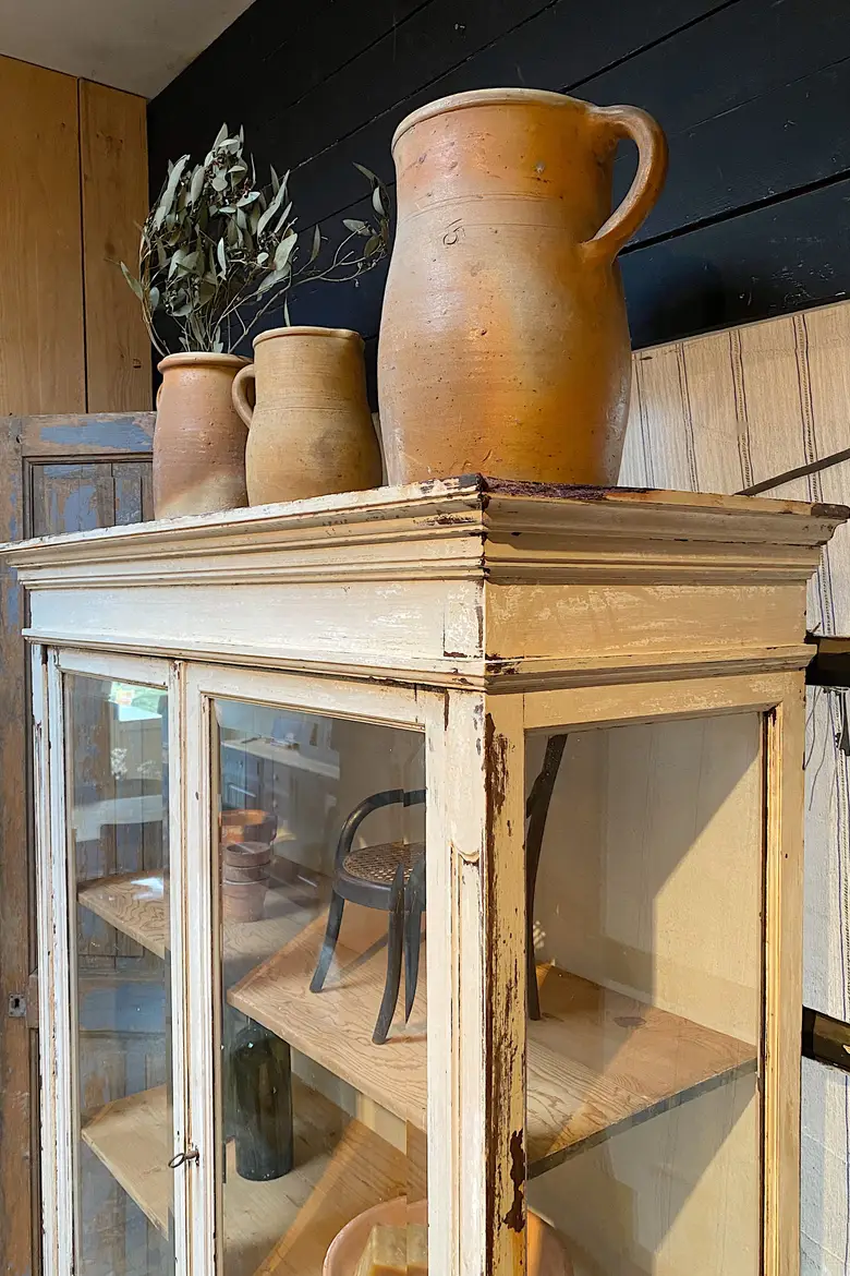 Ancienne vitrine médicale patinée en bois Début XXème