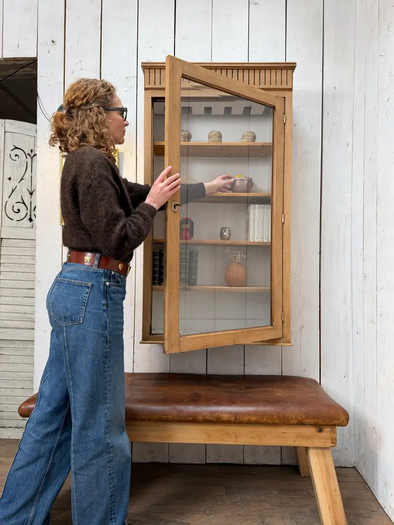 Ancienne vitrine murale en chêne