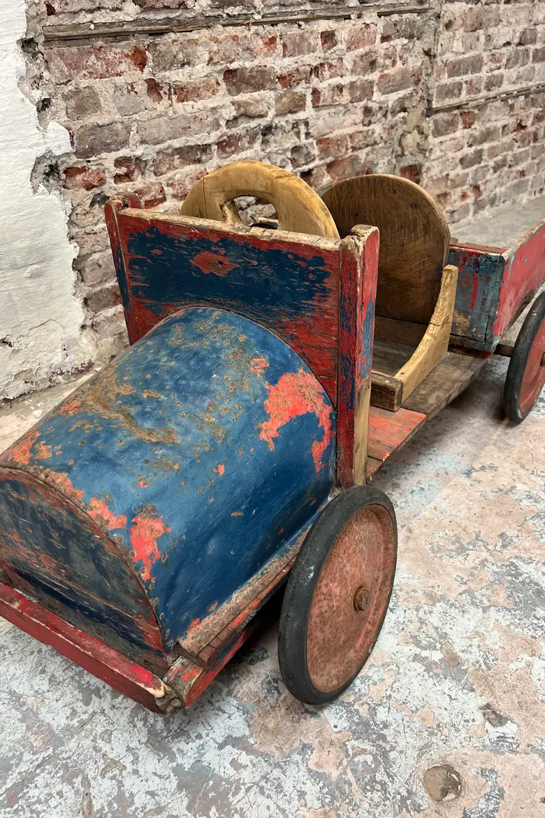 Ancienne voiture d’enfant