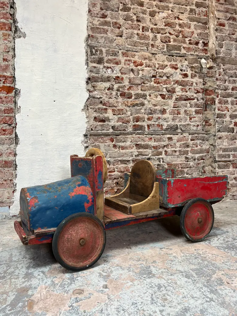 Ancienne voiture d’enfant