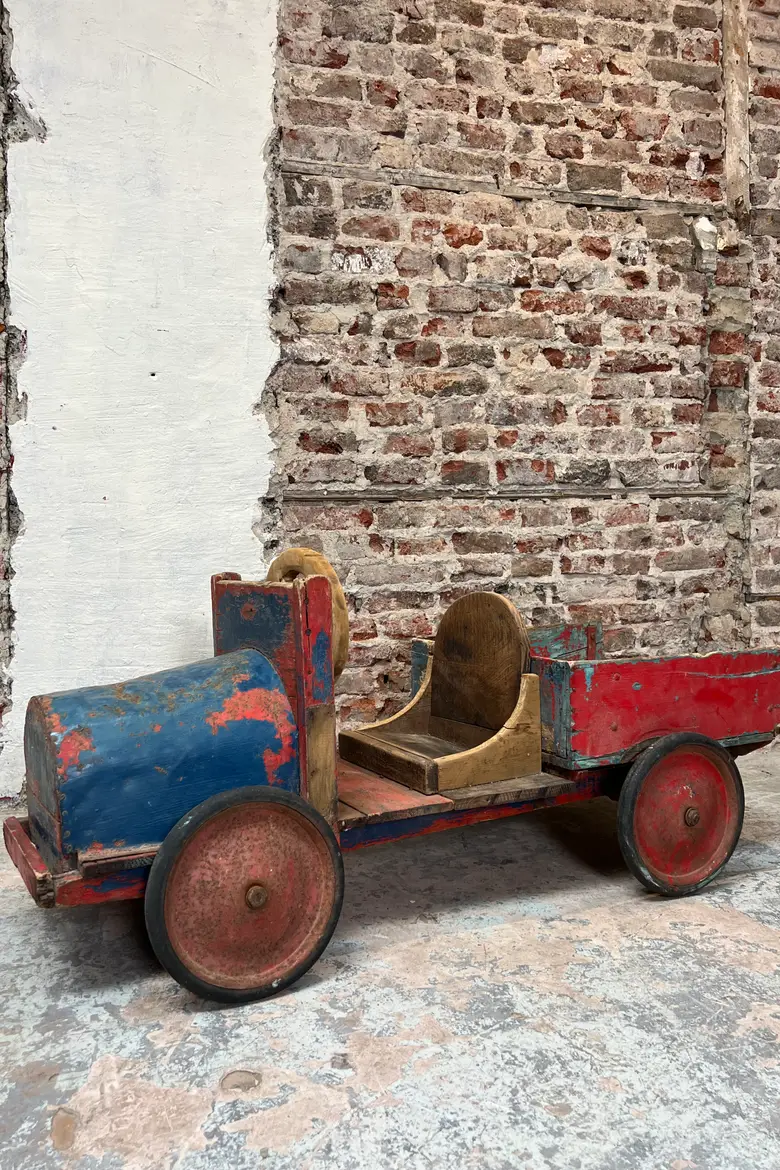 Ancienne voiture d’enfant