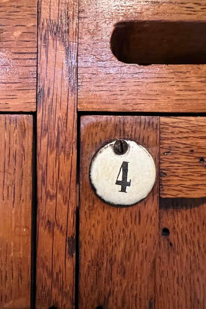 Anciennes boîtes aux lettres en bois Début XXème