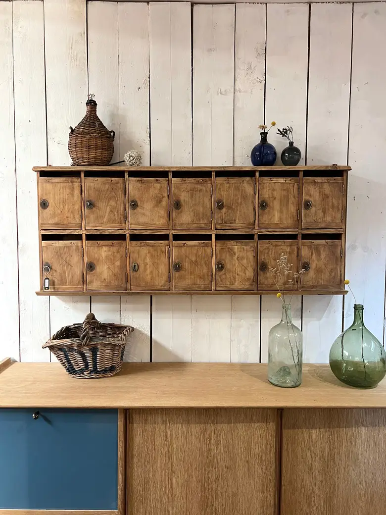 Anciennes boîtes aux lettres en orme Début XXème
