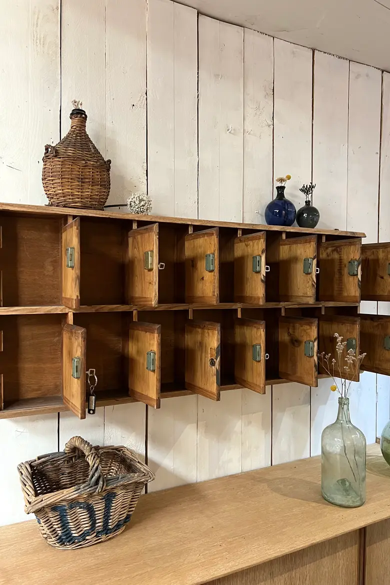 Anciennes boîtes aux lettres en orme Début XXème