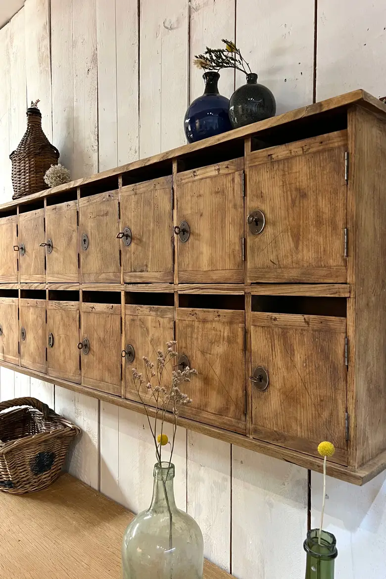 Anciennes boîtes aux lettres en orme Début XXème