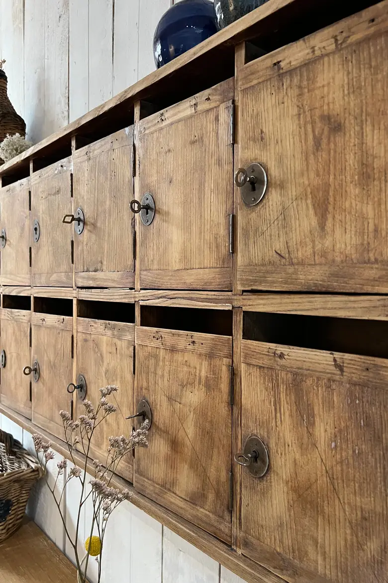 Anciennes boîtes aux lettres en orme Début XXème