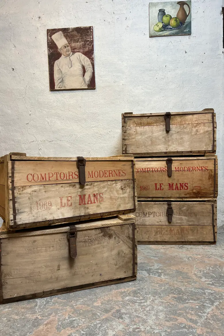 Anciennes caisses de stockage – 1969
