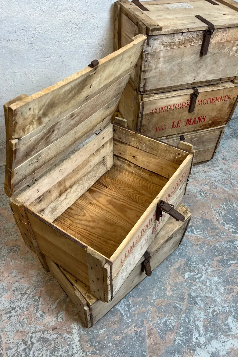 Anciennes caisses de stockage – 1969