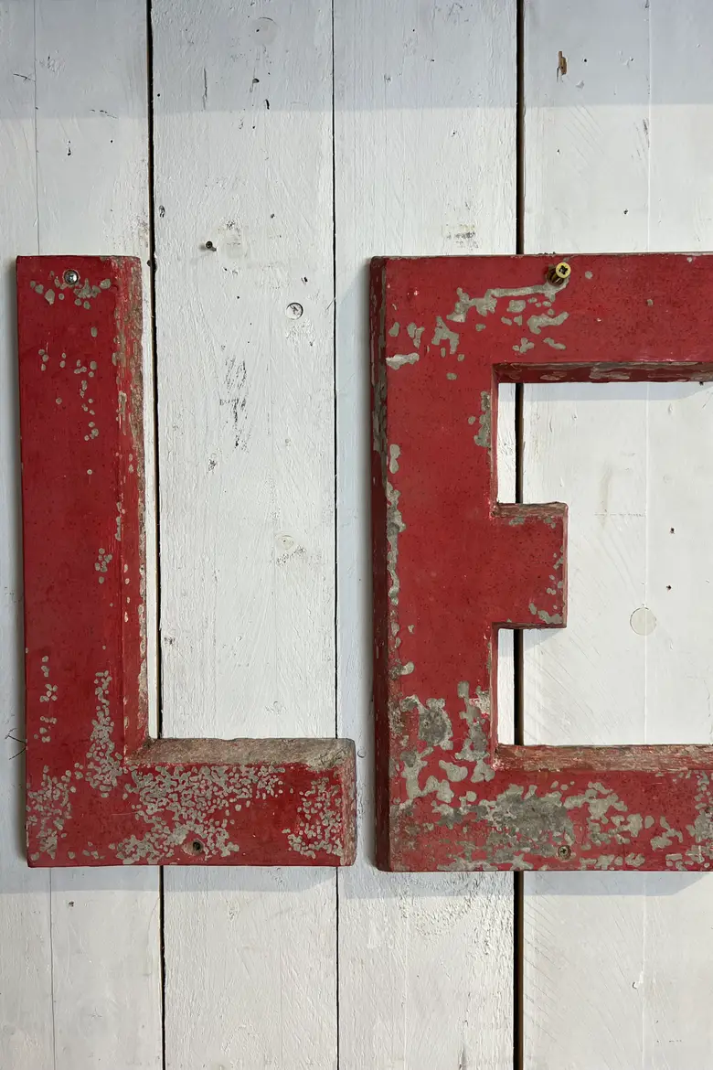 Anciennes lettres d’enseigne en Fibrociment Début XXème