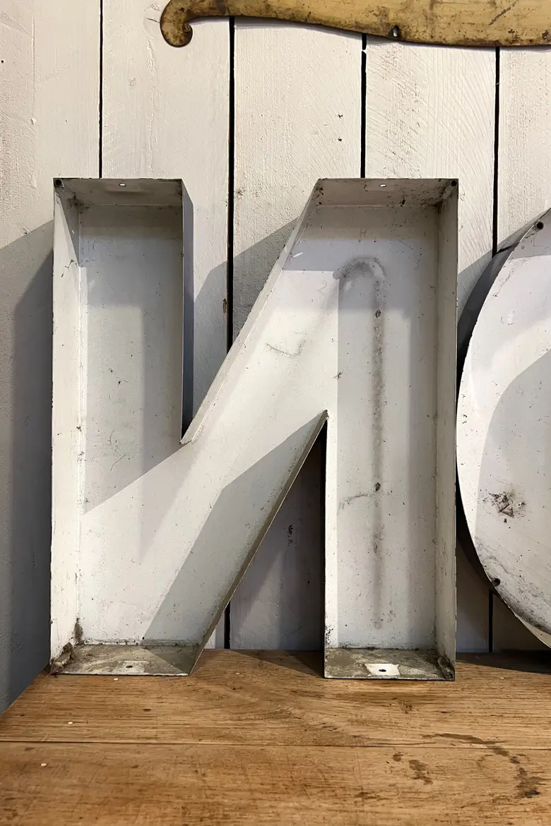 Anciennes lettres d’enseigne en métal 1950