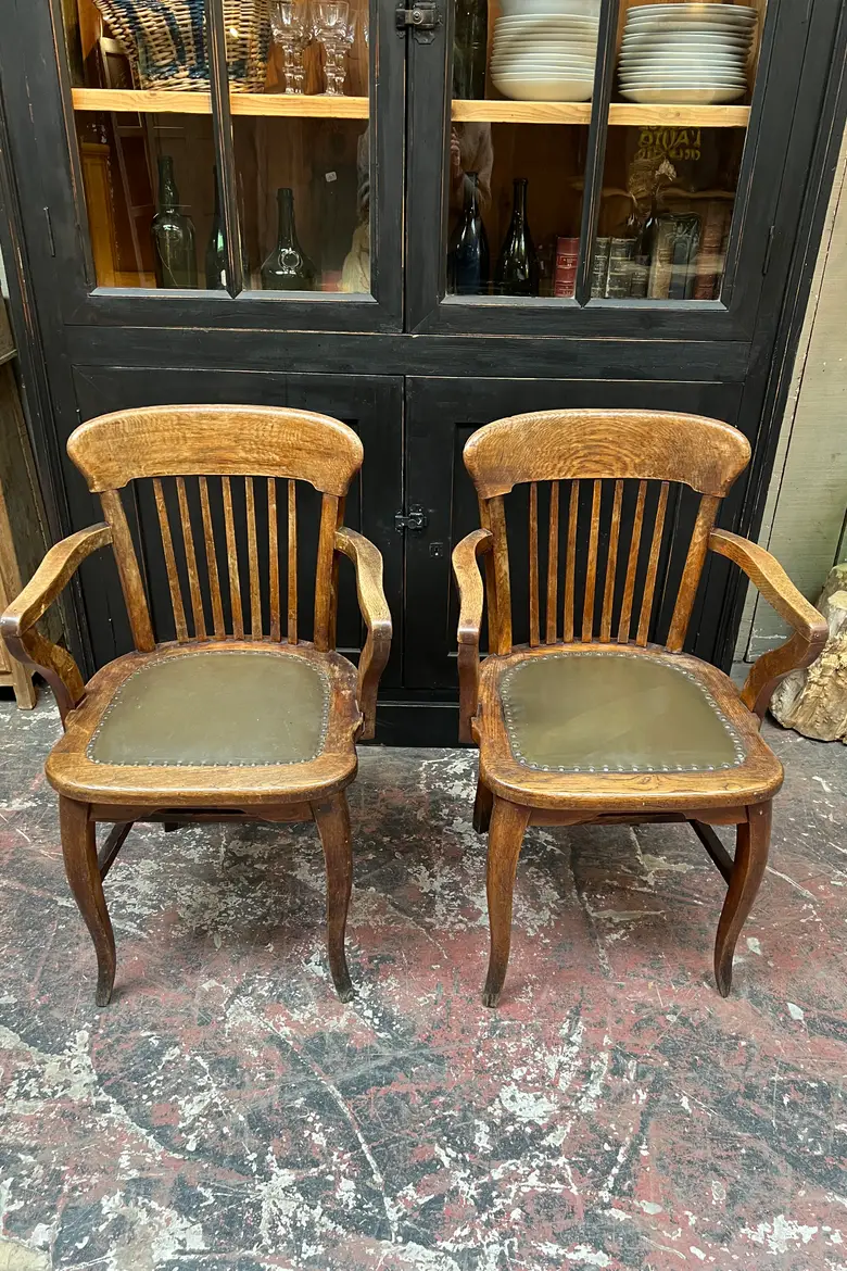 Anciens fauteuils de banque en chêne Début XXème