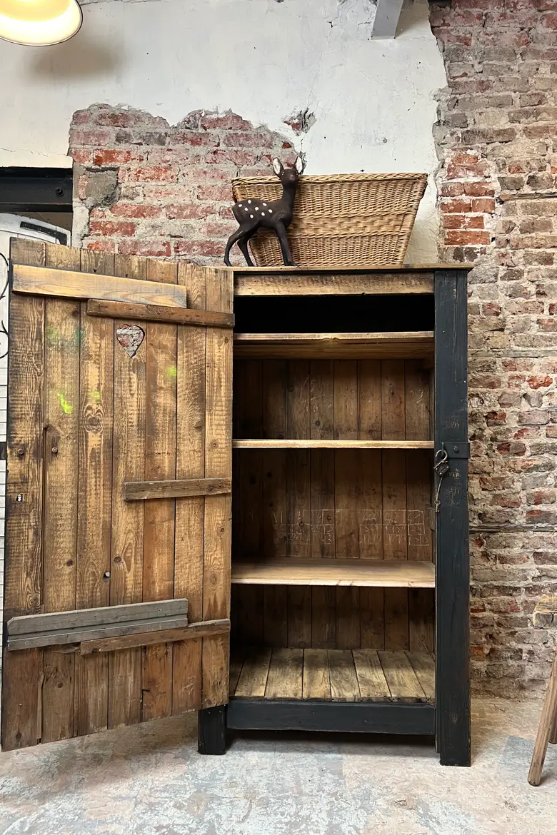 Armoire art populaire peinte en noir
