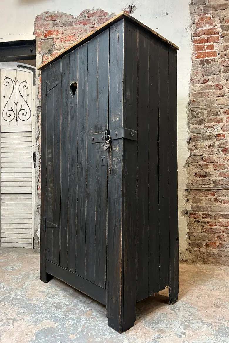 Armoire art populaire peinte en noir