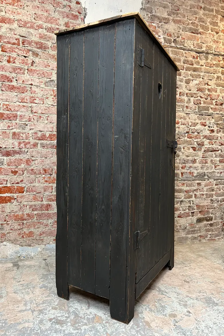 Armoire art populaire peinte en noir