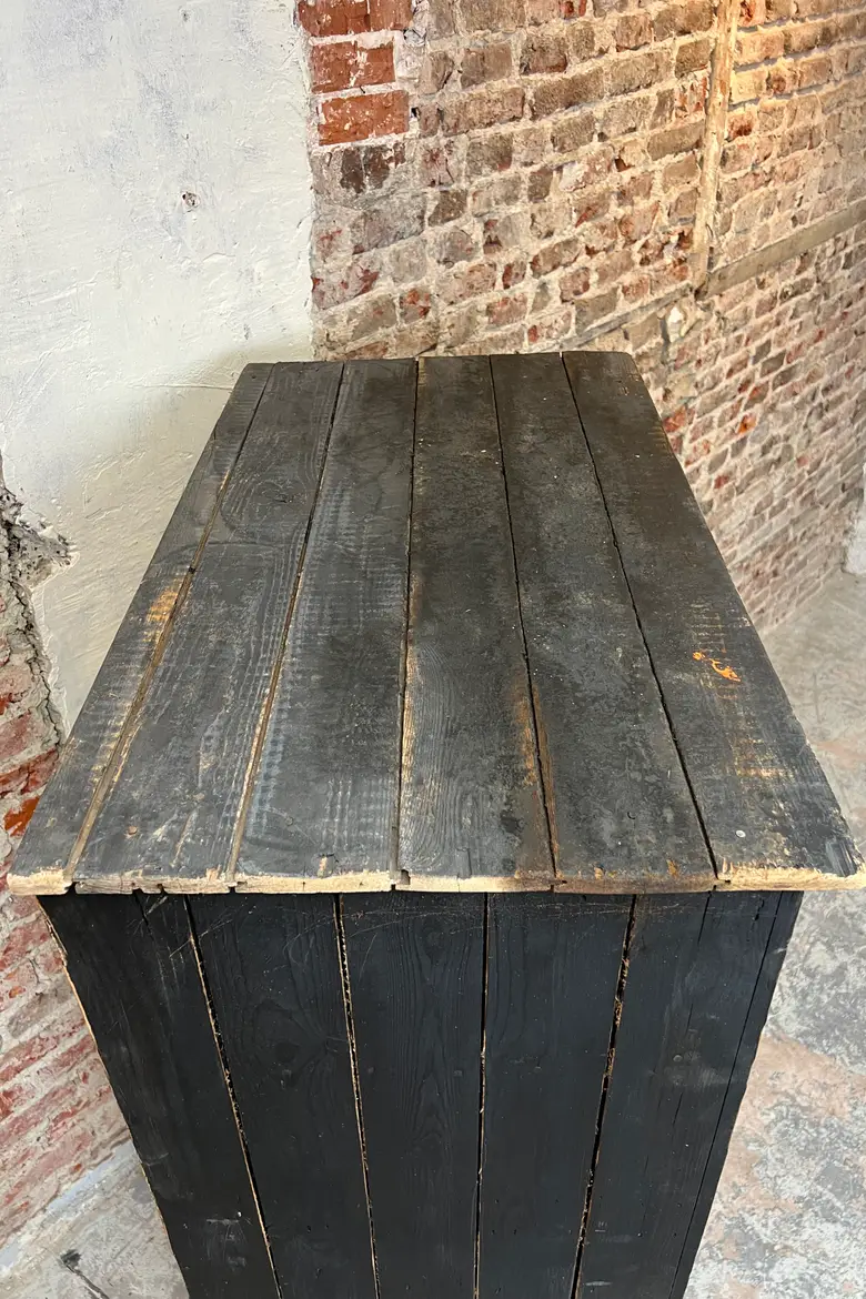 Armoire art populaire peinte en noir