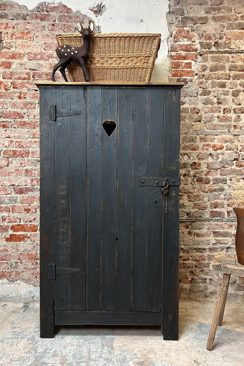 Armoire art populaire peinte en noir