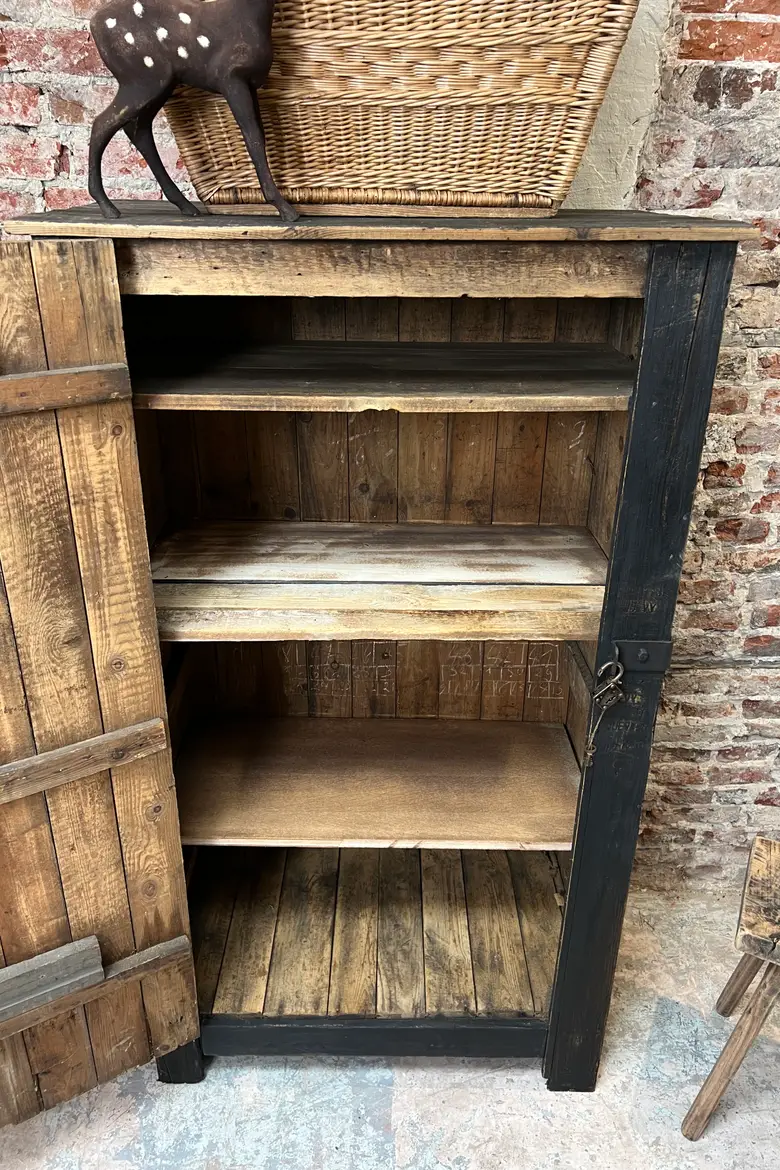 Armoire art populaire peinte en noir