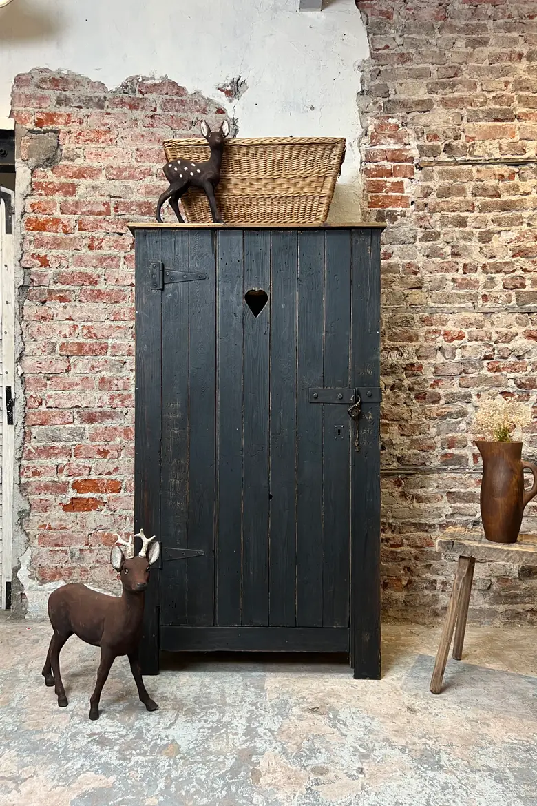 Armoire art populaire peinte en noir