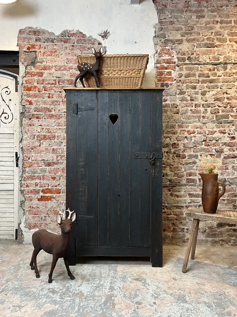 Armoire art populaire peinte en noir