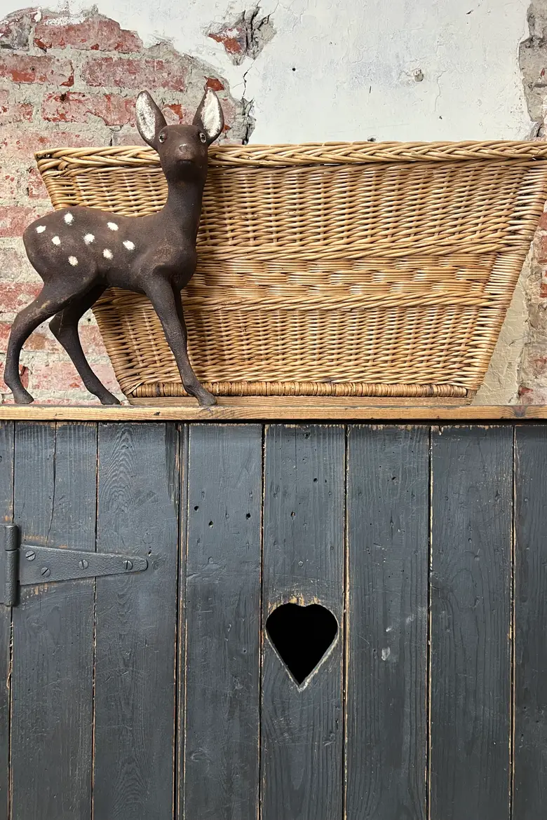 Armoire art populaire peinte en noir