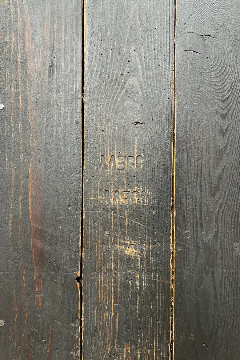 Armoire art populaire peinte en noir