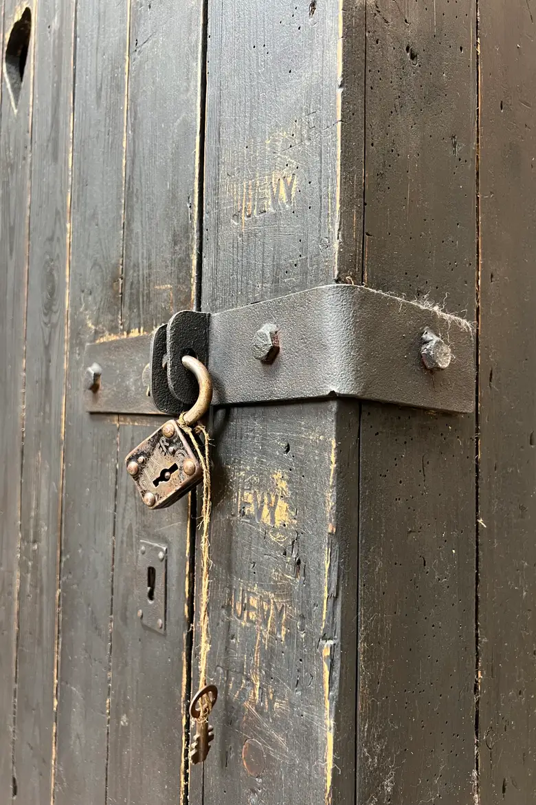 Armoire art populaire peinte en noir