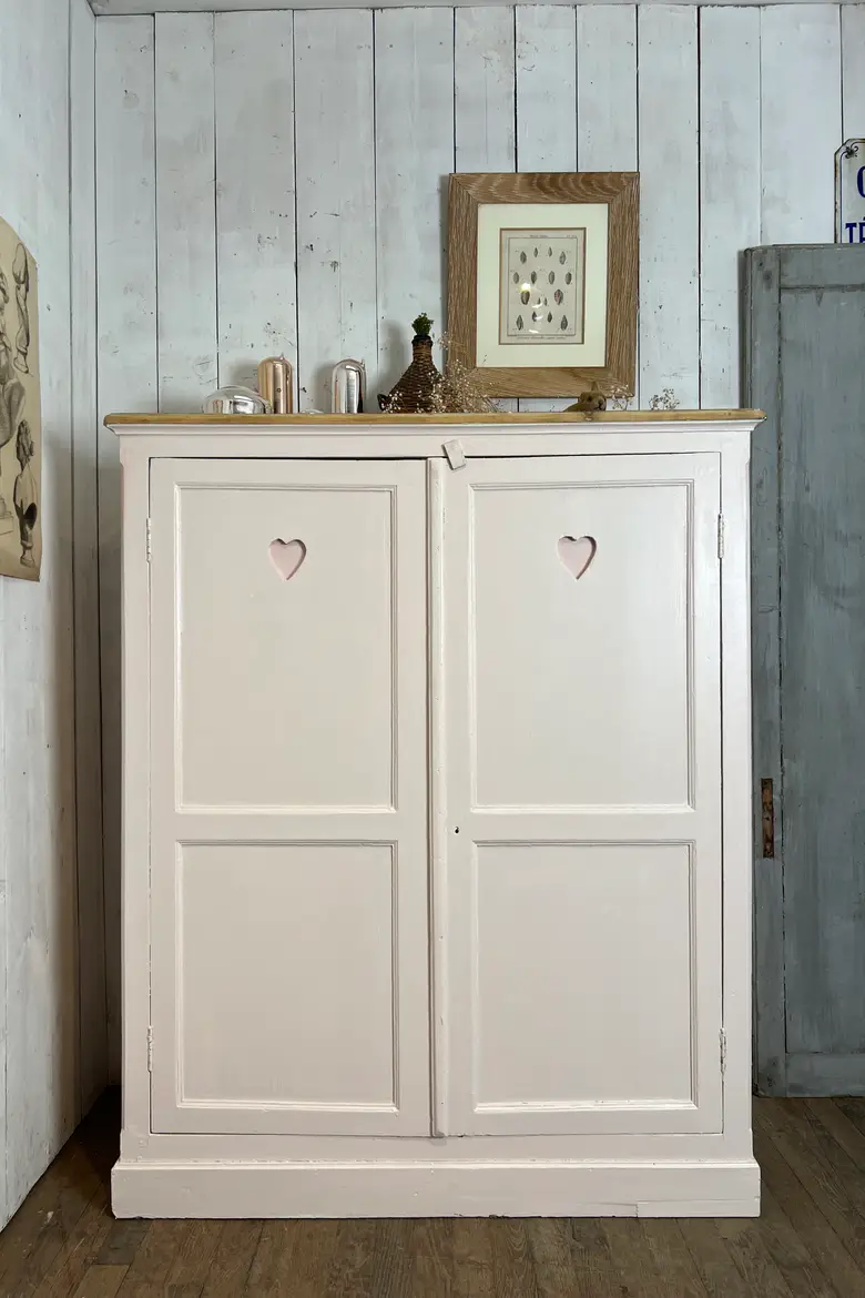 Armoire d’atelier avec des cœurs Début XXème