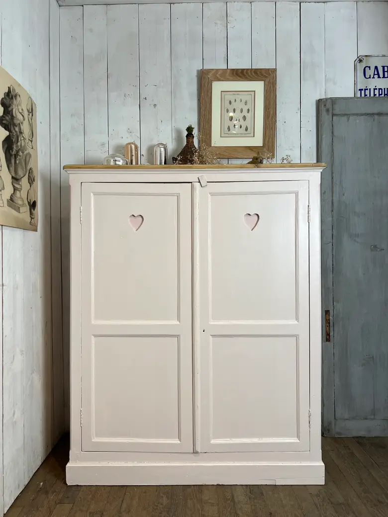 Armoire d’atelier avec des cœurs Début XXème