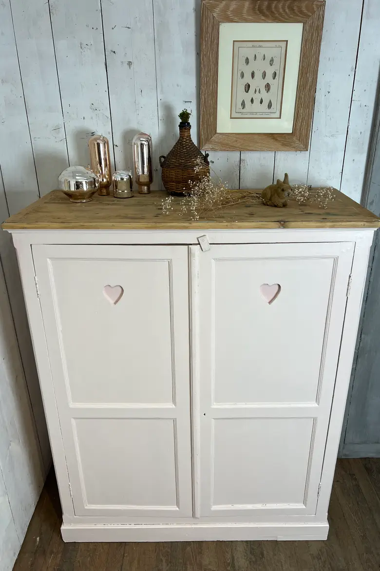Armoire d’atelier avec des cœurs Début XXème
