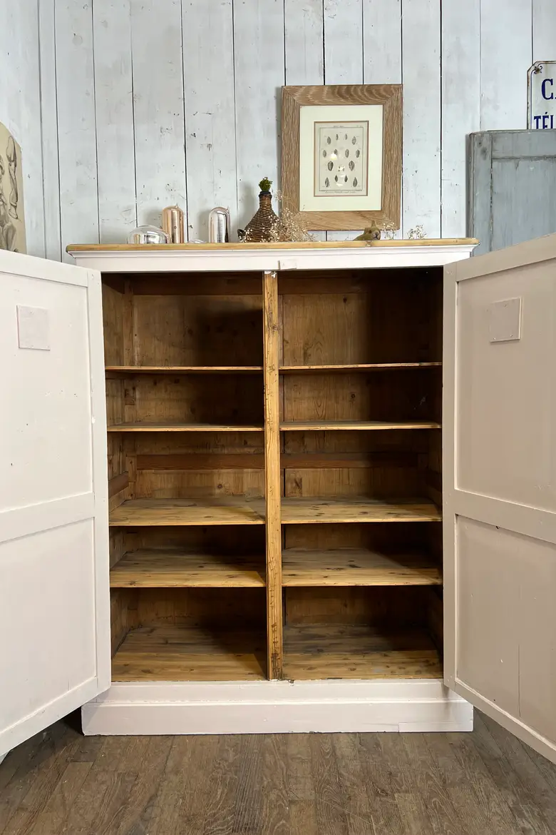 Armoire d’atelier avec des cœurs Début XXème