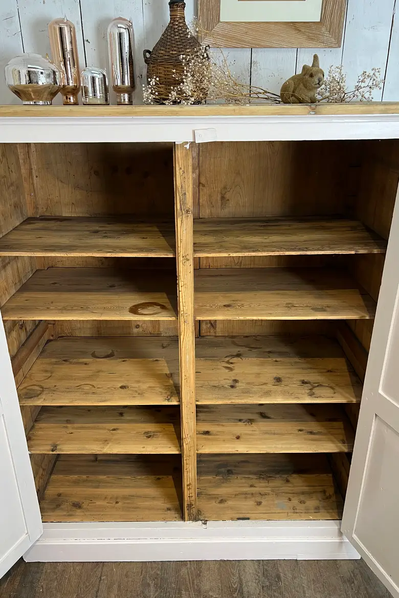 Armoire d’atelier avec des cœurs Début XXème