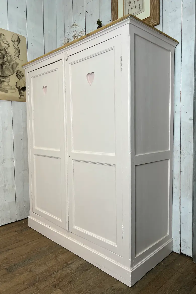 Armoire d’atelier avec des cœurs Début XXème