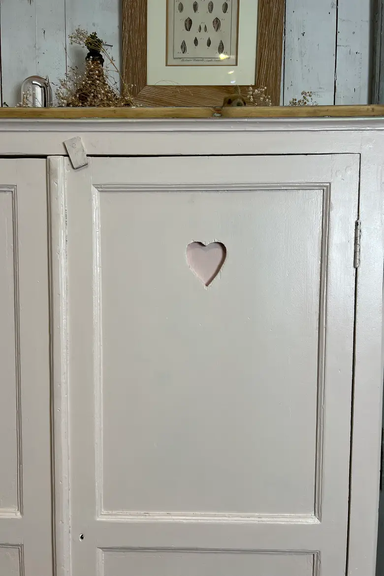 Armoire d’atelier avec des cœurs Début XXème