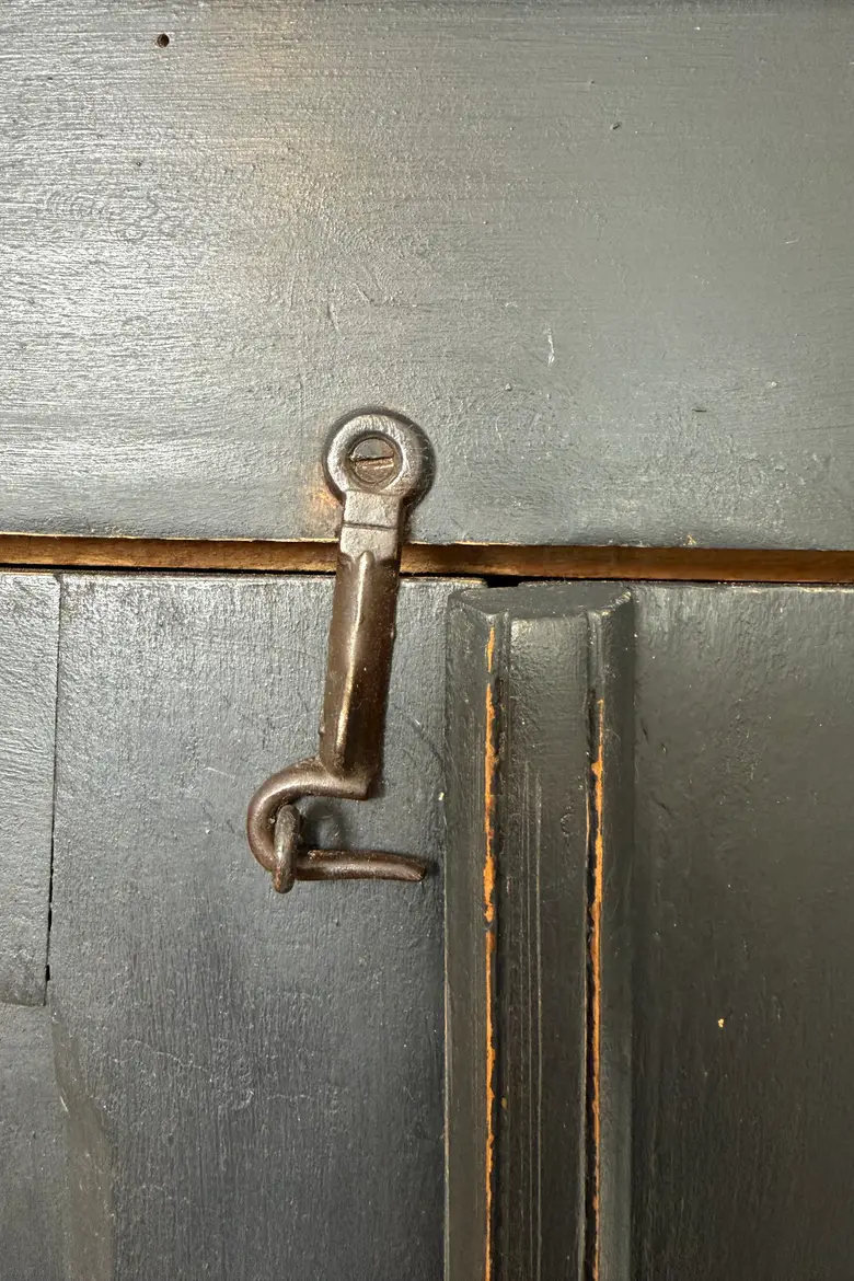 Armoire d’atelier en hêtre – début du 20ᵉ siècle