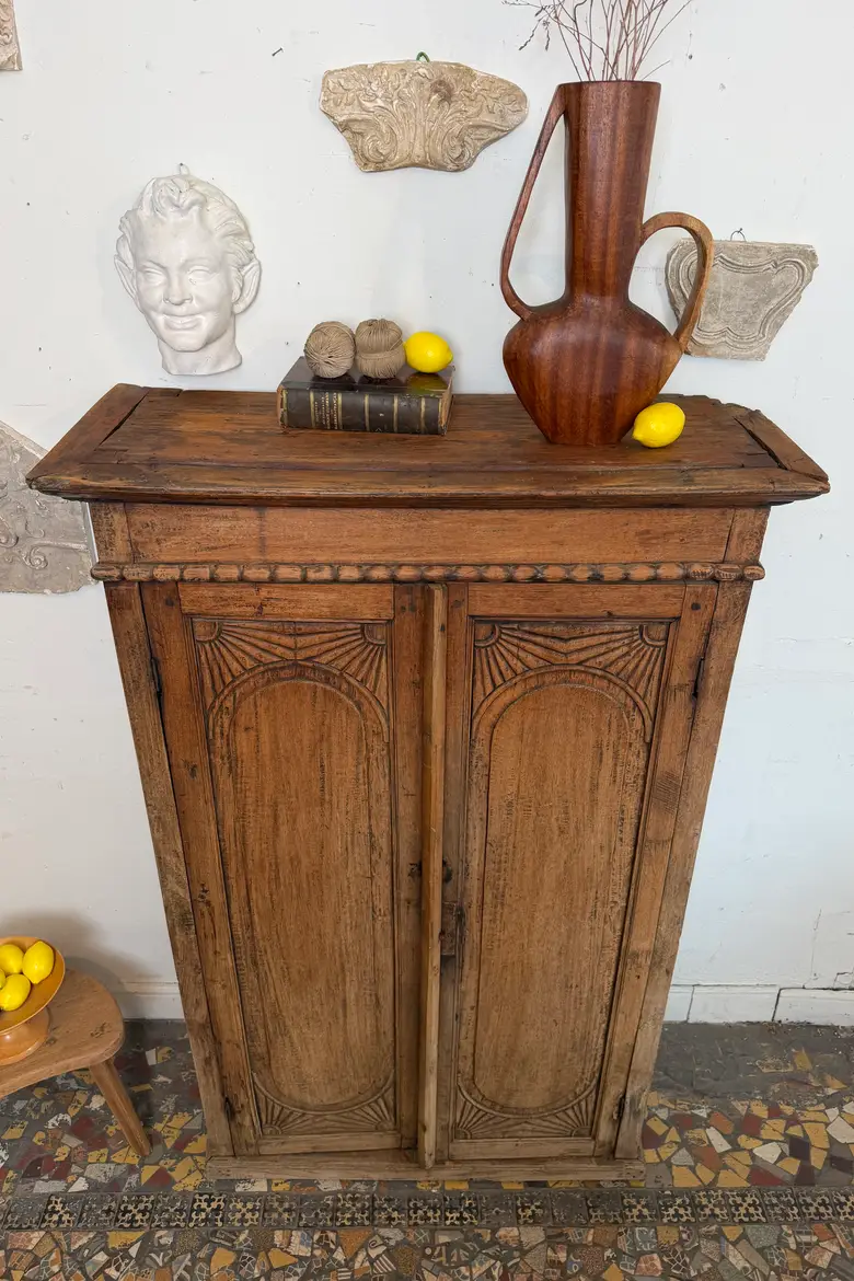 Armoire de campagne en noyer massif – XIXe siècle — Armoire de campagne en noyer massif – XIXe siècle