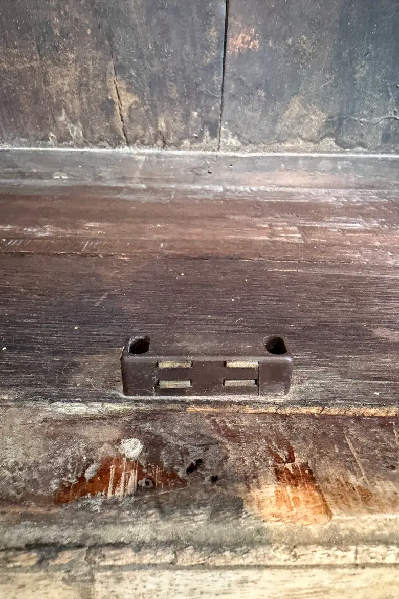 Armoire de campagne en noyer massif – XIXe siècle